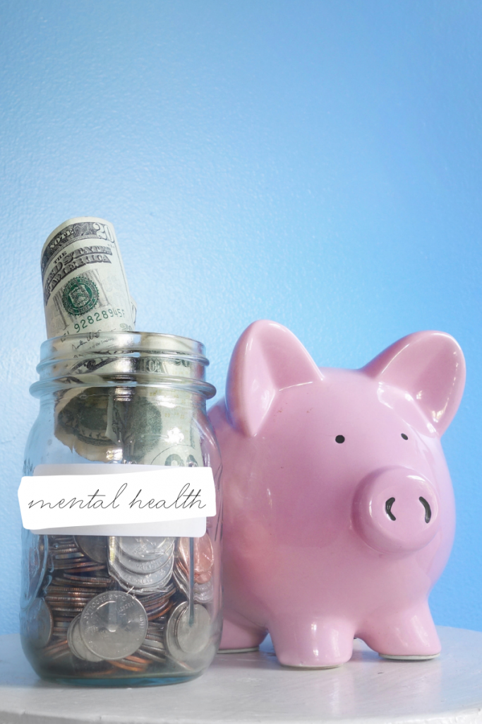 Money jar with a label and a piggy bank 